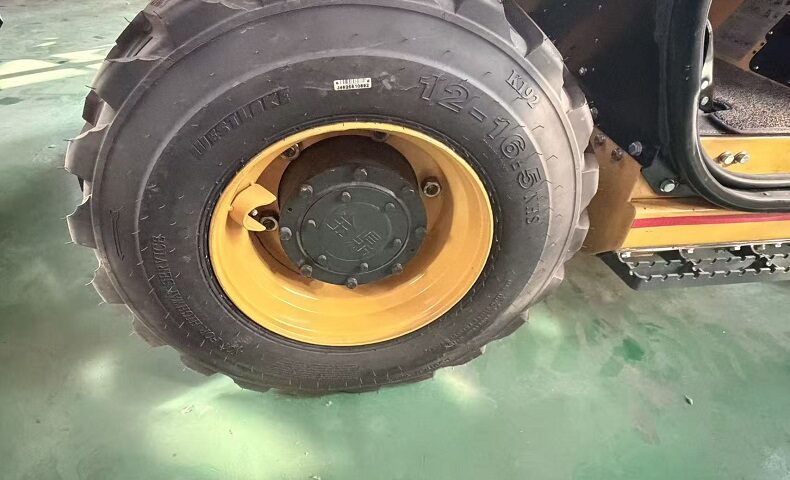 Sunmant 3 ton telehandler 12-16.5 tire front view