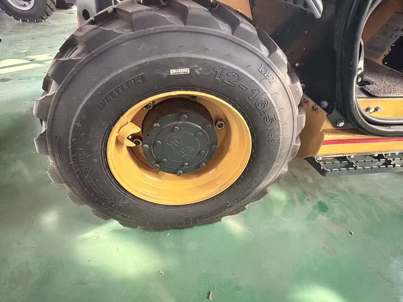 Sunmant 3 ton telehandler 12-16.5 tire front view