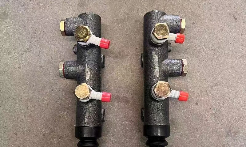 Left type brake master cylinder without brake light switch for Kaiwei KW918 mini wheel loader, dual circuit oil brake pump replacement part