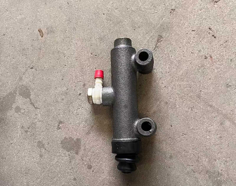 Left type brake master cylinder without brake light switch for Kaiwei KW918 mini wheel loader, dual circuit oil brake pump replacement part